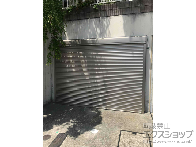 東京都稲城市のLIXIL リクシル（トステム）のガレージシャッター ガレージシャッタークワトロ 電動式 外部付タイプ ※外部停電時開閉機構 施工例