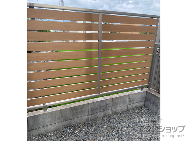 兵庫県加古川市ののフェンス・柵 ルシアスフェンスF04型 横板 木目カラー 自由柱施工 施工例