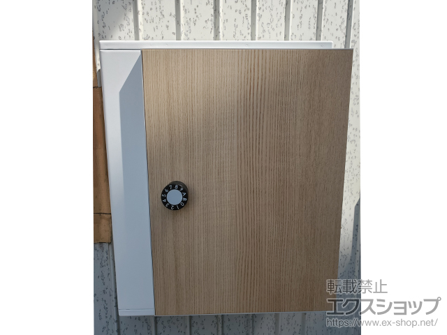 神奈川県鎌倉市のの機能門柱・ポスト ポスト 横入れ前出し 壁付・防滴タイプ 本体：【KS-MB31SN-L-W-ASH】 施工例