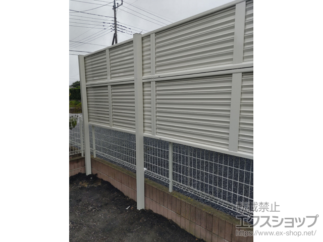 栃木県芳賀郡益子町ののフェンス・柵 ミエーネフェンス 目隠しルーバータイプ 2段支柱 自立建て用 施工例