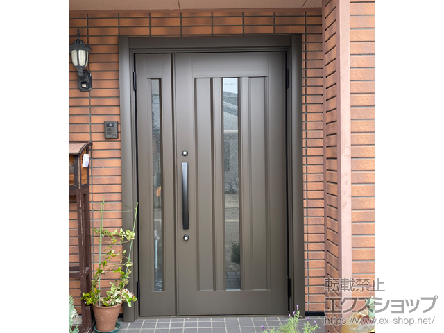 富山県砺波市のLIXIL リクシル（トステム）の玄関ドア リシェント玄関ドア3 アルミ仕様 親子仕様(ランマ無)外観右吊元 C12N型 ※手動仕様 施工例
