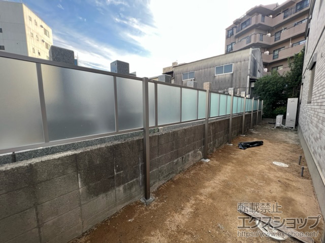 大阪府大阪市ののフェンス・柵 フェンスAB YT1型 採光パネル アルミ多段柱仕様（上段のみ） 施工例