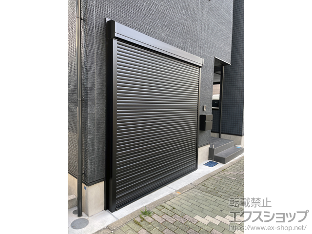 神奈川県横浜市のLIXIL リクシル（トステム）のガレージシャッター ガレージシャッタークワトロ 電動式 外部付タイプ 施工例