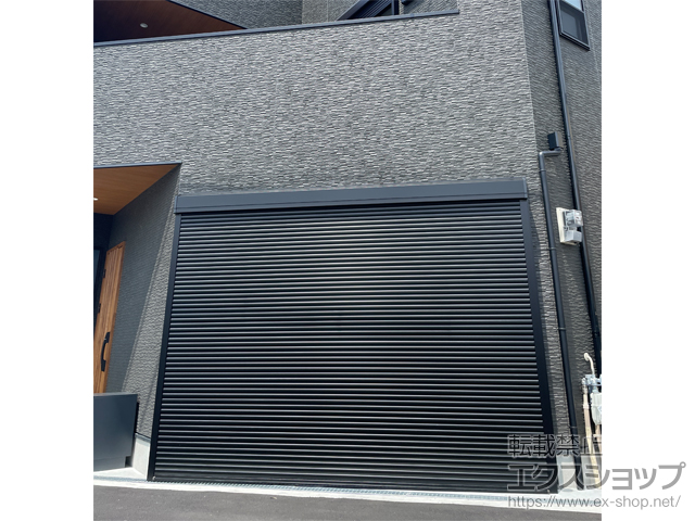 大阪府大阪市のLIXIL リクシル（トステム）のガレージシャッター ガレージシャッタークワトロ 電動式 外部付タイプ 施工例