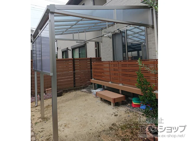 三重県桑名市のYKKAPのテラス屋根 ソラリア F型 テラスタイプ 単体 積雪～20cm対応＋屋根妻パネル（左右セット）＋前面パネル＋吊り下げ式 固定物干し 施工例