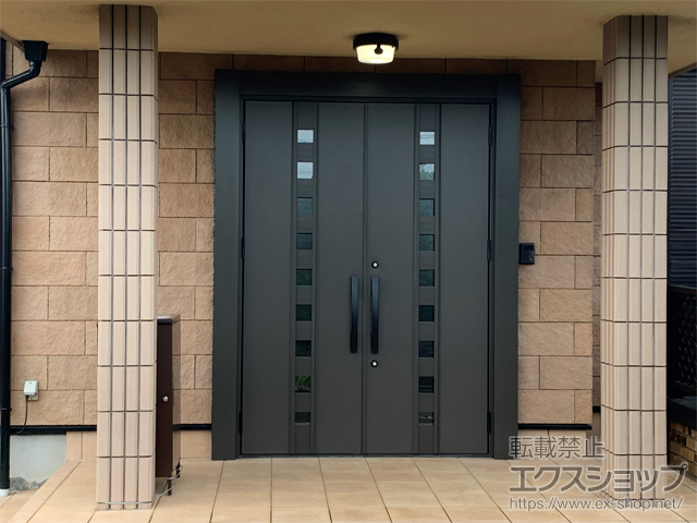 神奈川県海老名市のLIXIL リクシル（トステム）の玄関ドア リシェント玄関ドア3 断熱K4仕様 両開き仕様(ランマ無)外観右吊元 Ｍ28型 ※手動仕様 施工例