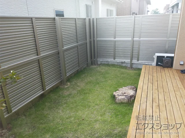 三重県鈴鹿市のYKKAPのフェンス・柵・塀 ミエーネフェンス 目隠しルーバータイプ 2段支柱 自立建て用 施工例