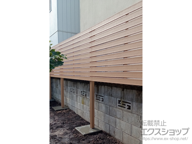 青森県弘前市ののフェンス・柵 ルシアスフェンスH07型 横板 木調カラー 上段のみ設置 自立建て用 施工例