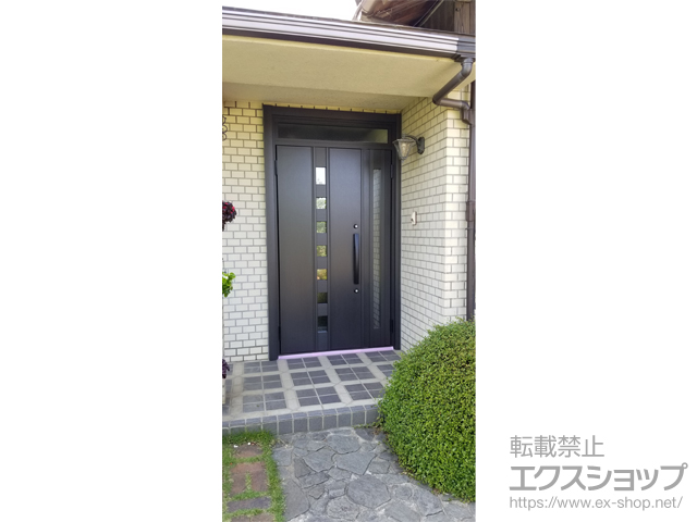滋賀県彦根市のLIXIL リクシル（トステム）の玄関ドア リシェント玄関ドア3 断熱K4仕様 親子仕様(ランマ付)外観左吊元 M28型 ※手動仕様 施工例
