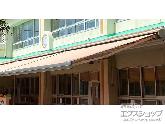 鹿児島県鹿屋市のLIXIL リクシル（トステム）のオーニング・日よけ 彩風 あやかぜ L型 ボックスタイプ 電動式（スイッチ）+風力・陽光センサー 施工例