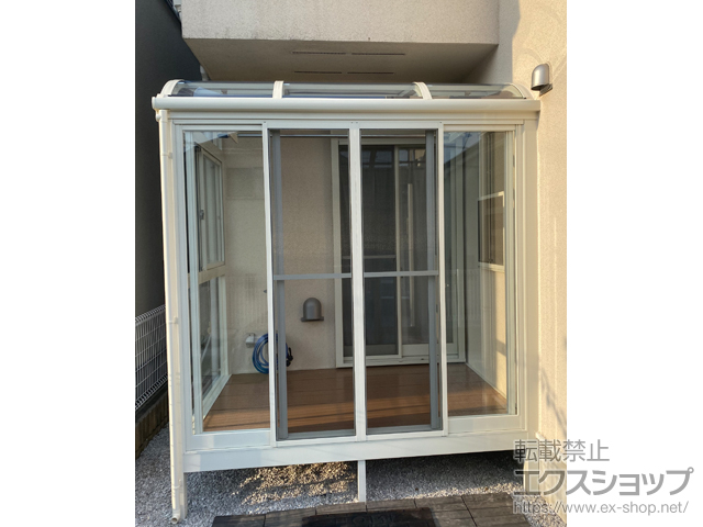 東京都東大和市ののテラス囲い・サンルーム サニージュ R型 床納まり ランマ無 積雪〜20cm対応 *片袖納まり+吊下げ物干しAセット 標準 2本入り・吊下げ物干し取付け桟×2／躯体水切り逃げ部材／垂木取り付け部品（10個入） 施工例