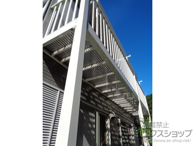 三重県伊勢市のLIXIL リクシル（トステム）のバルコニー ビューステージHスタイル 縦太格子 連棟 柱建て式＋T字型物干セット3本入り 施工例