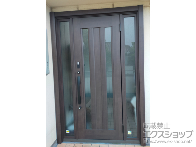 千葉県千葉市のLIXIL リクシル（トステム）の玄関ドア リシェント玄関ドア3 アルミ仕様 両袖仕様(ランマ無)外観右吊元 C16N型 ※タッチキー仕様(キー付リモコン) 施工例