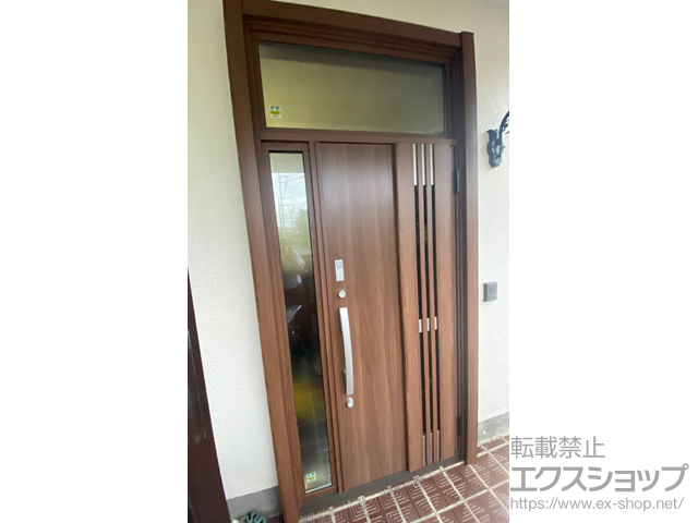 神奈川県藤沢市のLIXIL リクシル（トステム）の玄関ドア リシェント玄関ドア3 断熱K4仕様 片袖仕様(ランマ付)外観右吊元 M83型 ※カザスプラス仕様 施工例