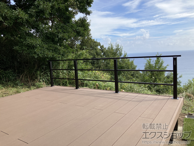 静岡県賀茂郡東伊豆町ののウッドデッキ リウッドデッキ 200+ルシアスデッキフェンスB03型<横格子2本タイプ> 施工例