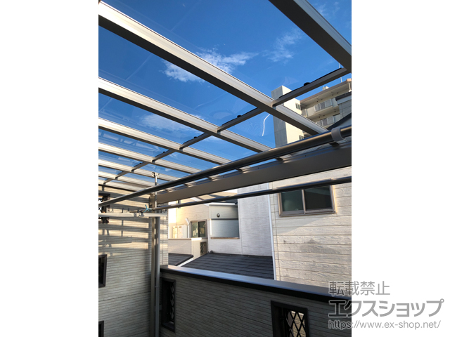 大阪府大阪市ののバルコニー・ベランダ屋根 ソラリア F型 屋根タイプ 単体 積雪〜20cm対応+吊り下げ式物干し 施工例