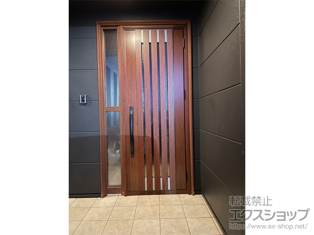 茨城県ひたちなか市のLIXIL リクシル（トステム）の玄関ドア リシェント玄関ドア3 断熱K4仕様片開き仕様(ランマ無)外観右吊元 M27型 ※タッチキー仕様(キー付リモコン) 施工例