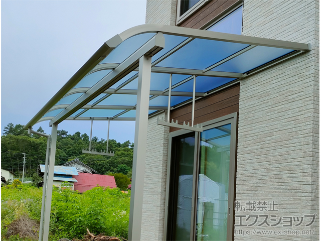 長野県東御市ののテラス屋根 ソラリア R型 テラスタイプ 単体 積雪〜20cm対応＋吊り下げ式固定物干し　ロング　 2本入り×1セット 施工例