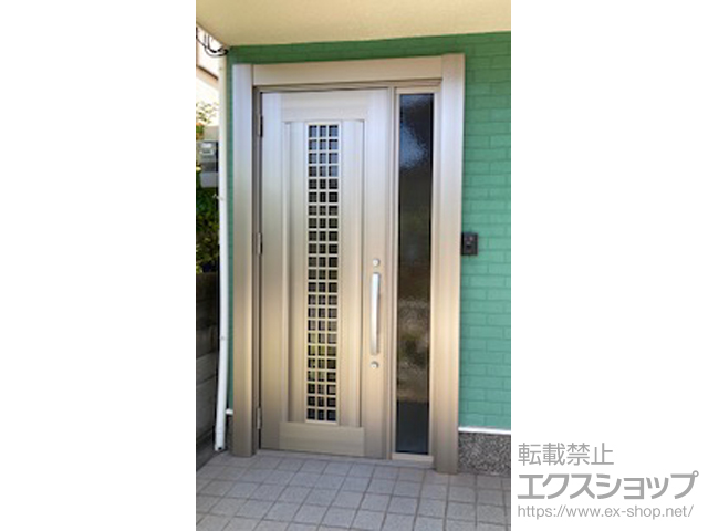 和歌山県和歌山市のLIXIL リクシル（トステム）の玄関ドア リシェント玄関ドア3 アルミ仕様 片袖仕様(ランマ無)外観左吊元 C20N型 ※手動仕様 施工例