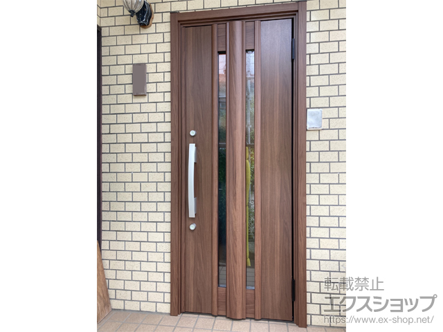 神奈川県鎌倉市のLIXIL リクシル（トステム）の玄関ドア リシェント玄関ドア3 断熱K4仕様 片開き仕様(ランマ無)外観右吊元 G15型 ※手動仕様 施工例