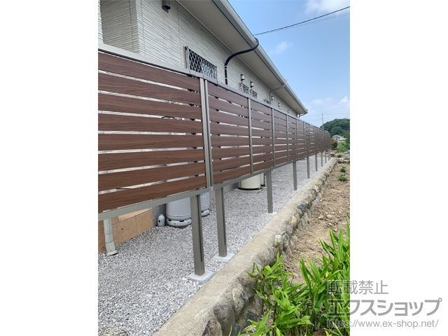 埼玉県熊谷市ののフェンス・柵 モクハイフェンス 木調カラー 上段のみ設置 アルミ多段柱仕様 施工例