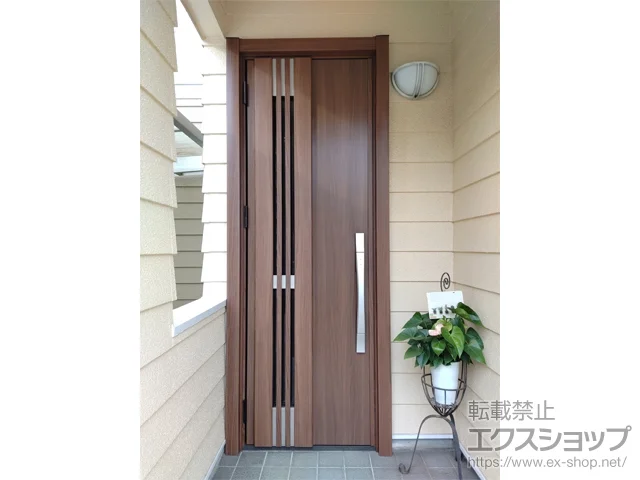 神奈川県厚木市のLIXIL リクシル（トステム）の玄関ドア リシェント玄関ドア3 断熱K4仕様 片開き仕様(ランマ無)外観左吊元 M83型 ※タッチキー仕様(リモコンタイプ) 施工例