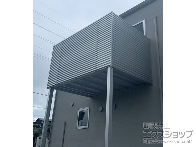 三重県いなべ市のLIXIL リクシル（トステム）のバルコニー ビューステージHスタイル 横格子ルーバーハイパーティション 単体 柱建て式 施工例