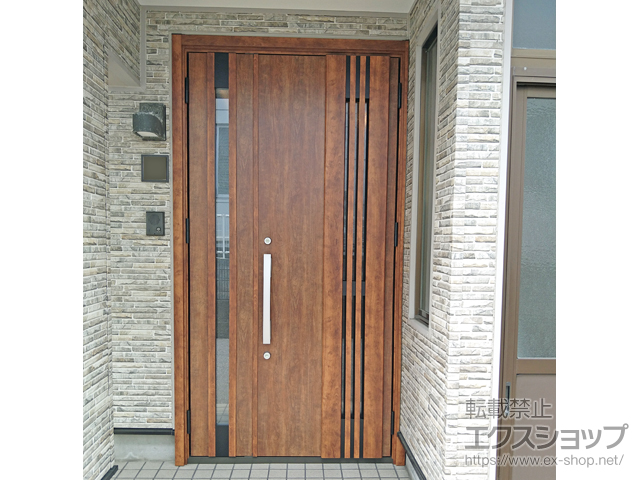 石川県金沢市のLIXIL リクシル（トステム）の玄関ドア リシェント玄関ドア3 断熱K4仕様 親子仕様(ランマ無)外観右吊元 M83型 ※手動仕様+下枠巾木（小）／下枠段差緩和材／スペーサーセット（1mm・3mm・5mm）／下枠フラット材／平板（120×26 施工例