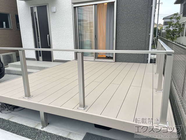 愛知県豊川市ののウッドデッキ リウッドデッキ 200+リウッドデッキフェンスB01型＜笠木のみタイプ＞ 施工例