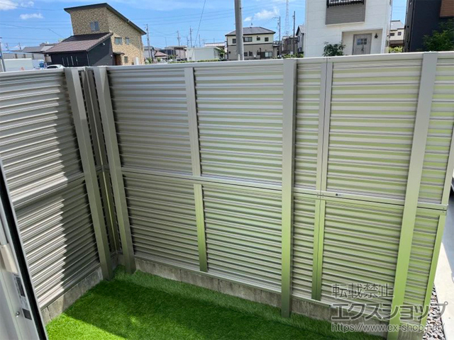 愛知県高浜市ののフェンス・柵 シンプレオフェンス13F型 ルーバー 2段支柱 自立建て用（パネル2段） 施工例