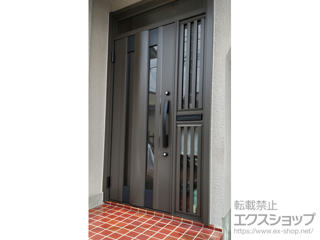 東京都足立区のLIXIL リクシル（トステム）の玄関ドア リシェント玄関ドア3 アルミ仕様 片袖飾り仕様(ランマ付)外観左吊元 C14N型 ※手動仕様+スペーサーセット（1mm・3mm・5mm）／レターバスケット／下枠段差緩和材（ステンレス）／後付けビード 施工例