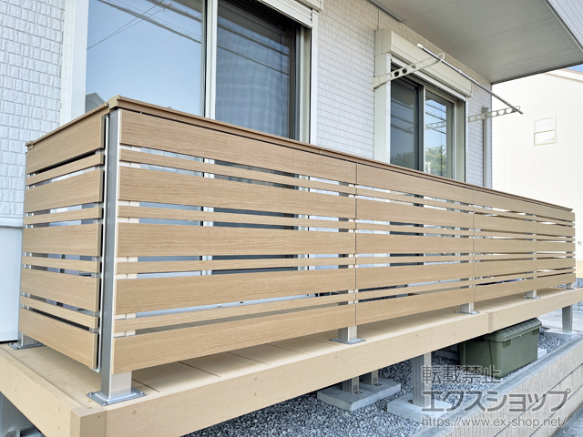 埼玉県草加市ののウッドデッキ リウッドデッキ 200+ルシアスデッキフェンスA02型＜横板格子+細横格子タイプ＞+ルシアスデッキ門扉A02型＜横板格子+細横格子タイプ＞ 施工例
