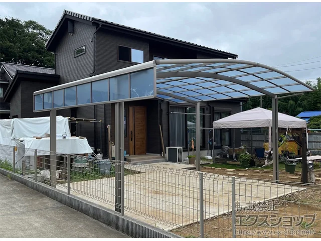 茨城県つくばみらい市のLIXIL(リクシル)のカーポート ネスカR (ラウンドスタイル) ワイド 積雪～20cm対応 施工例