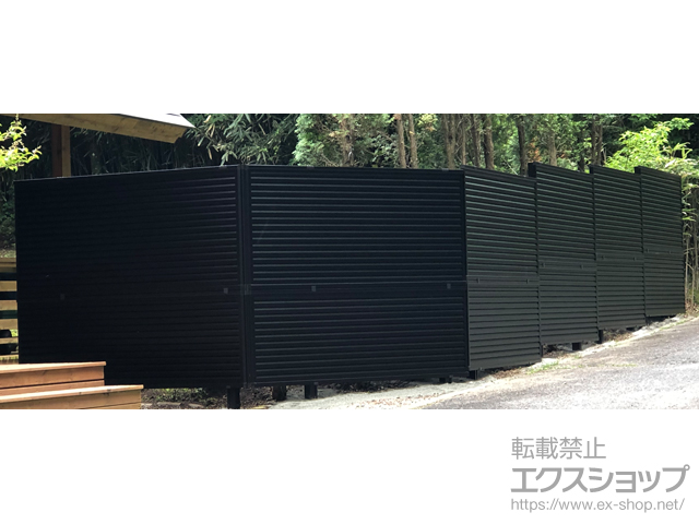 山梨県南都留郡富士河口湖町ののフェンス・柵 ミエーネフェンス 目隠しルーバータイプ 2段支柱 自立建て用 施工例
