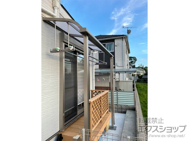 神奈川県横浜市のLIXIL(リクシル)のテラス屋根 スピーネ R型 テラスタイプ 単体 積雪～20cm対応＋吊り下げ物干しAセット 施工例
