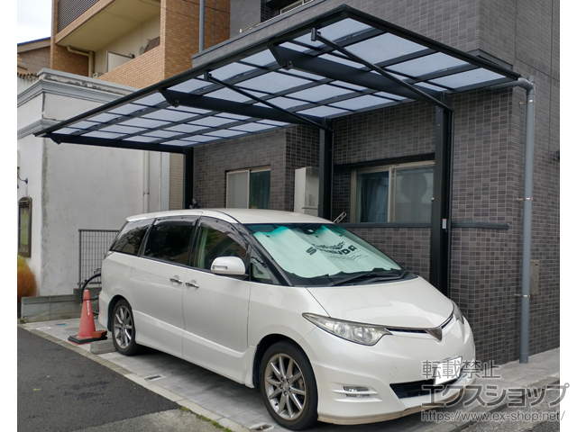 神奈川県横浜市ののカーポート フーゴF (フラットスタイル)逆勾配 延長 積雪〜20cm対応+着脱式サポート+屋根材ホルダー 施工例