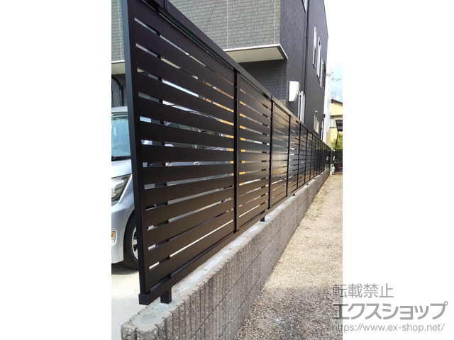 京都府京都市ののフェンス・柵 フェンスAB YS2型 横スリット2 アルミカラー　フリーポールタイプ 施工例