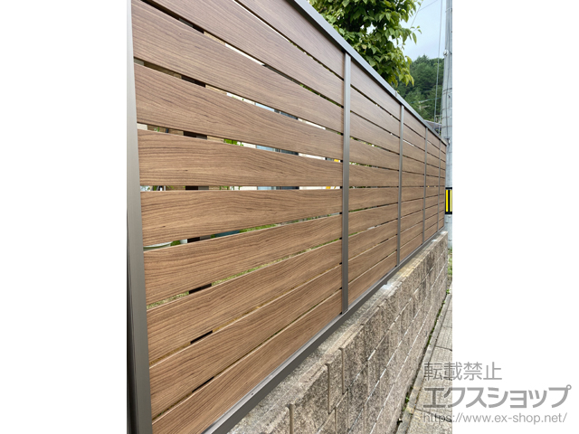 宮城県仙台市ののフェンス・柵 フェンスAB YS3型 横スリット3 木調カラー　フリーポールタイプ 施工例