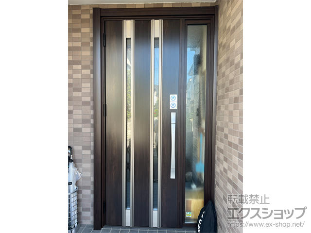 埼玉県上尾市のLIXIL リクシル（トステム）の玄関ドア リシェント玄関ドア3 断熱K4仕様 片袖仕様(ランマ無)外観左吊元 M24型 ※カザスプラス仕様 施工例