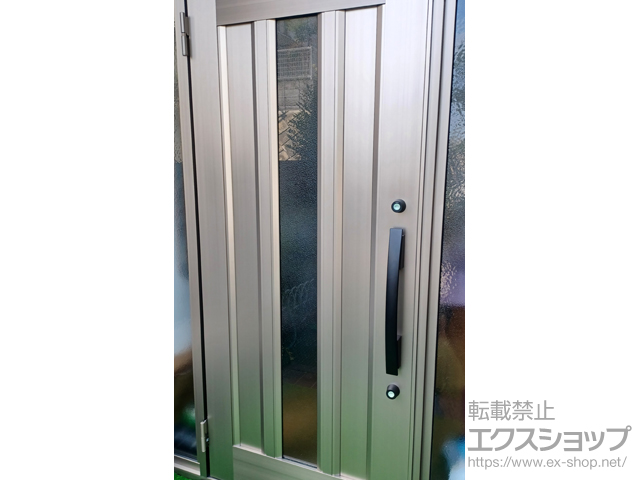 神奈川県横浜市のLIXIL リクシル（トステム）の玄関ドア リシェント玄関ドア3 アルミ仕様 両袖仕様(ランマ付)外観左吊元 C12N型 ※手動仕様 施工例