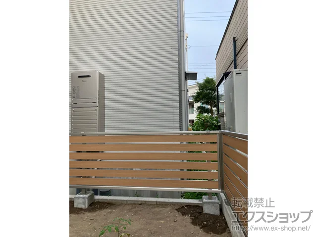 神奈川県茅ヶ崎市のYKKAPのフェンス・柵・塀 ルシアスフェンスF04型 横板 木目カラー 自由柱施工 施工例