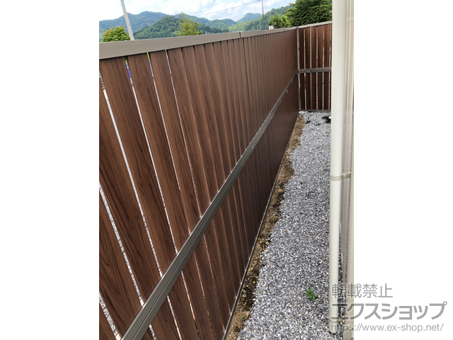 栃木県佐野市ののフェンス・柵 フェンスAB TS2型 縦スリット2 木調カラー アルミ多段柱（パネル2段） 施工例