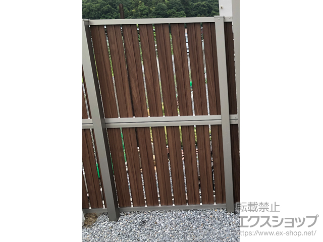 栃木県佐野市ののフェンス・柵 フェンスAB TS2型 縦スリット2 木調カラー アルミ多段柱（パネル2段）≪門扉側≫ 施工例
