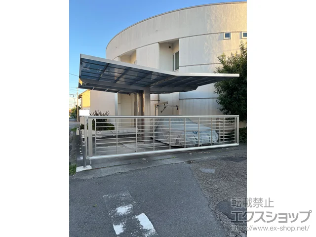 埼玉県蓮田市のYKKAPのカーゲート ルシアスアップゲートワイド 1型 横格子 手動 施工例