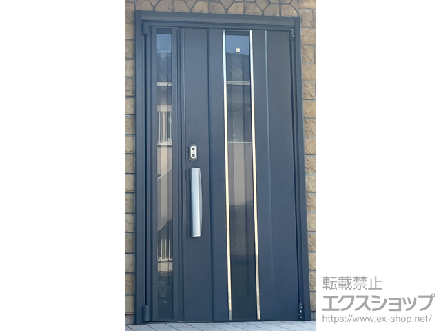 福岡県筑紫野市のLIXIL リクシル（トステム）の玄関ドア リシェント玄関ドア3 断熱K4仕様 親子仕様(ランマ無)外観右吊元 G82型 ※タッチキー仕様(キー付リモコン） 施工例