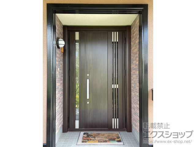 福島県伊達郡桑折町のLIXIL リクシル（トステム）の玄関ドア リシェント玄関ドア3 断熱K4仕様 親子仕様(ランマ無)外観右吊元 M83型 ※手動仕様 施工例