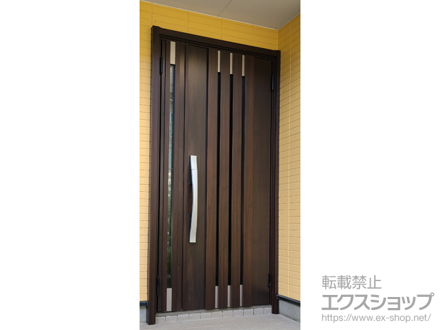 埼玉県さいたま市のLIXIL リクシル（トステム）の玄関ドア リシェント玄関ドア3 断熱K4仕様 親子仕様(ランマ無)外観右吊元 M27型 ※タッチキー仕様(キー付リモコン)+下枠巾木（小）／エントリーセット(タッチーキー用)／下枠段差緩和材（ステンレス） 施工例