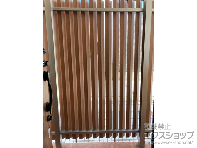 神奈川県小田原市ののフェンス・柵 エルファード片面 Ｍ5型 角度板格子 高尺タイプ フリー支柱タイプ（L） 施工例