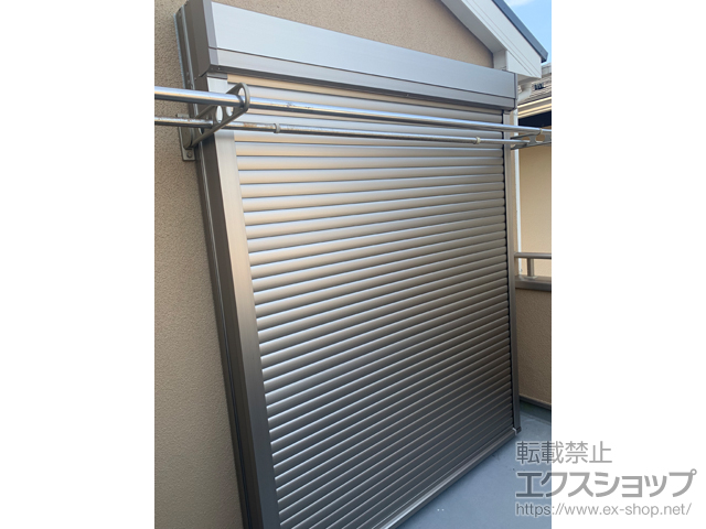 神奈川県横浜市のLIXIL リクシル（トステム）の窓シャッター 【特注】リフォームシャッター 手動式 耐風タイプ *バルコニー納まり 施工例