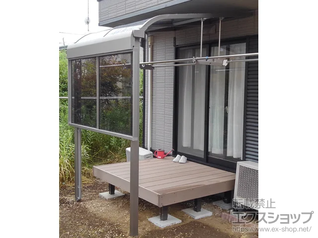 神奈川県南足柄市ののテラス屋根、ウッドデッキ スピーネ R型 テラスタイプ 単体 積雪～20cm対応＋吊り下げ物干しAセット＋前面スクリーン 1段 施工例